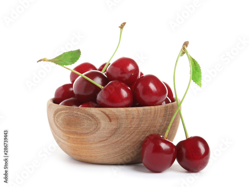 Obraz na płótnie Wooden bowl of delicious ripe sweet cherries on white background