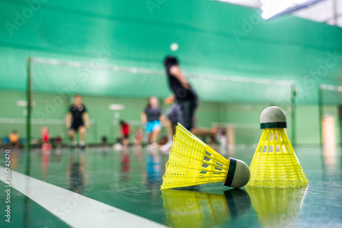 Foto badminton courts with players competing
