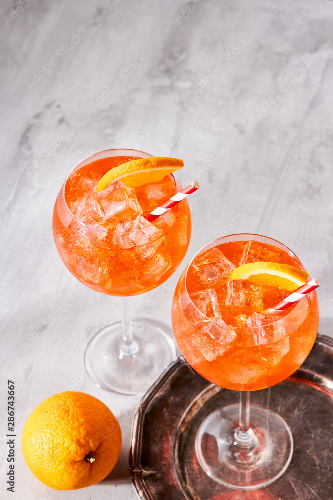 Refreshing Aperol Spritz cocktail with ice and slice of orange - obrazy, fototapety, plakaty 