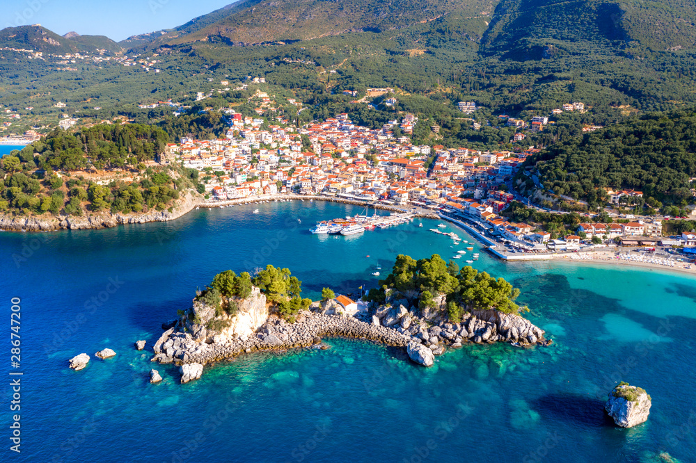 Fototapeta premium Panoramiczny widok na malownicze miasto Parga, Grecja