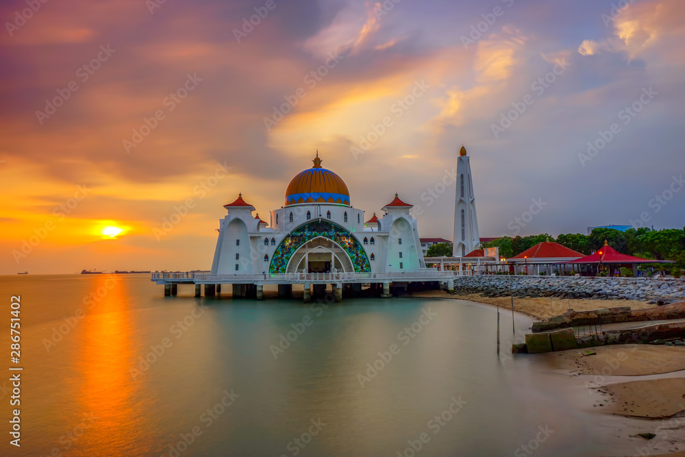 Obraz premium Malacca Straits Mosque ( Masjid Selat Melaka), It is a mosque located on the man-made Malacca Island near Malacca Town, Malaysia