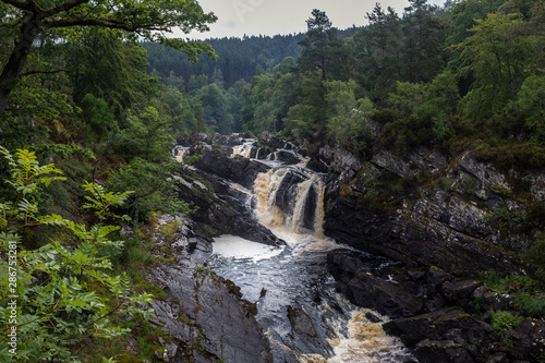 Fotografía View of Rogie waterfall in summer on the Blackwater river, Wester Ross and Croma