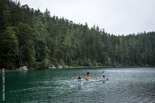 Stand Up Paddling (SUP) am Eibsee in den Alpen