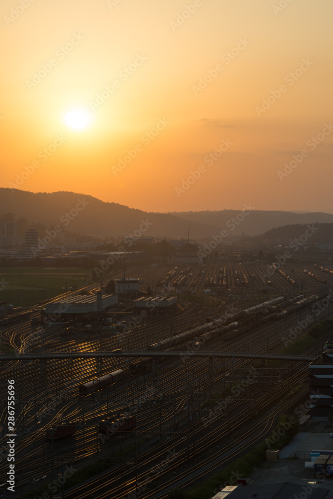 Güterbahnhof Dietikon Schweiz bei Sonnenuntergang von oben aus der Ferne