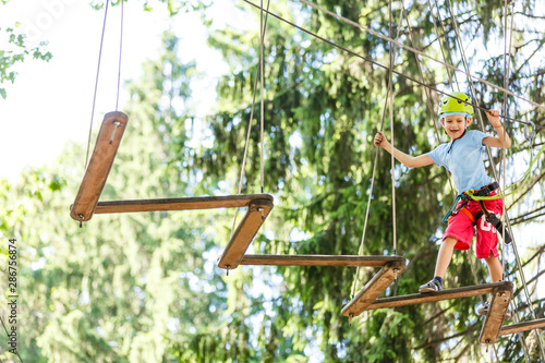 A child moves on ropes course