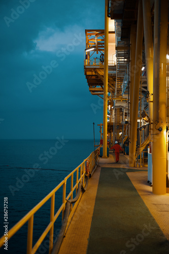 Deck in supersupertanker
