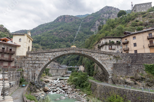 Obraz na płótnie Ponte del Diavolo - Pont Saint Martin, Italia w salonie