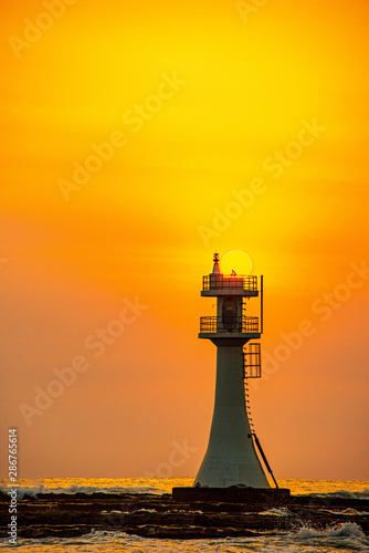 青島灯台と太陽と白波3