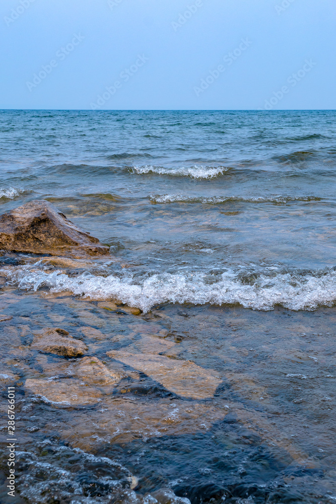 Fototapeta premium wave on the lake in cloudy weather