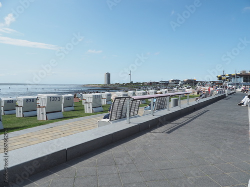 Hafenort Büsum – Strandpromenade, Strand mit Strandkörben und Wattenmeer © hajo100