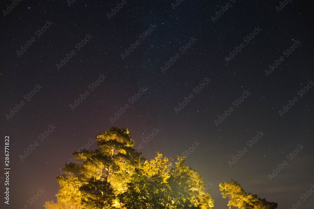 Bezchmurne, nocne zachmurzone niebo. Bezchmurne, nocne zachmurzone niebo.