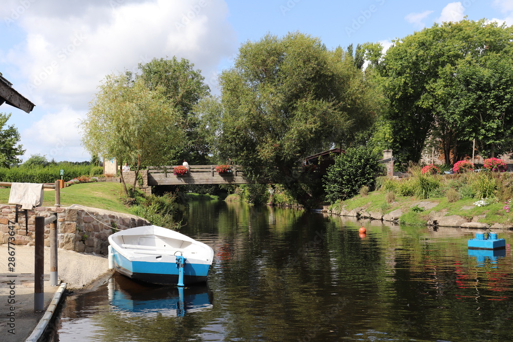 Barques sur le fleuve Trieux dans la ville de Pontrieux - Département des Côtes d'Armor - Bretagne - France