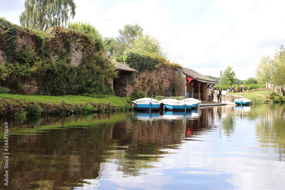 Obraz premium Barques sur le fleuve Trieux dans la ville de Pontrieux - Département des Côtes d'Armor - Bretagne - France