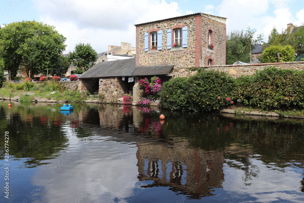 Le fleuve Trieux dans la ville de Pontrieux - Département des Côtes d'Armor - Bretagne - France Le fleuve Trieux dans la ville de Pontrieux - Département des Côtes d'Armor - Bretagne - France