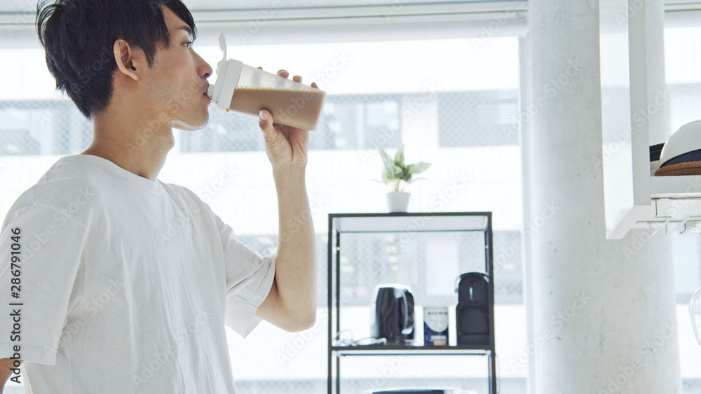 プロテインを飲む男性 Stock 写真 Adobe Stock