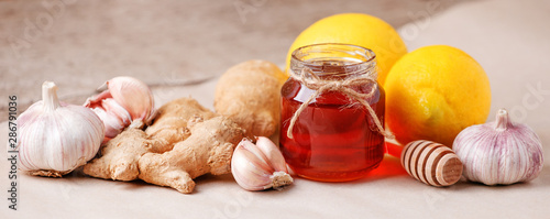 Foto Honey, ginger, garlic and lemon, healthy products for fast recovery