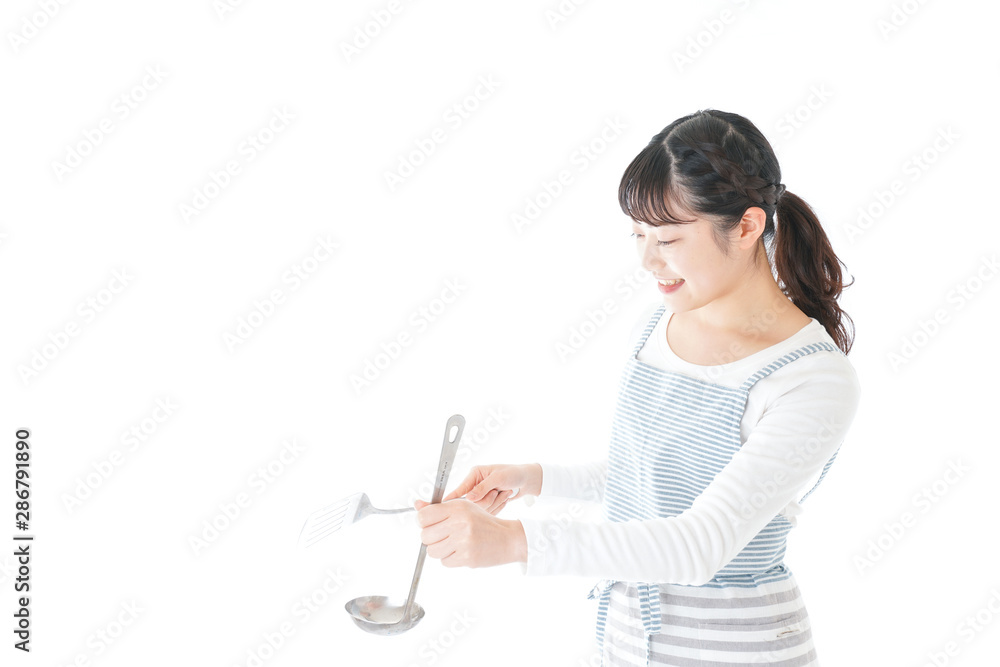 クッキングをする若い女性