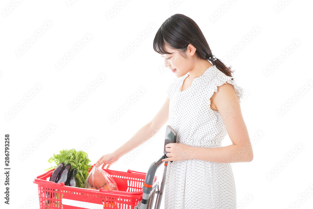 スーパー買い物をする若い女性 スーパー買い物をする若い女性