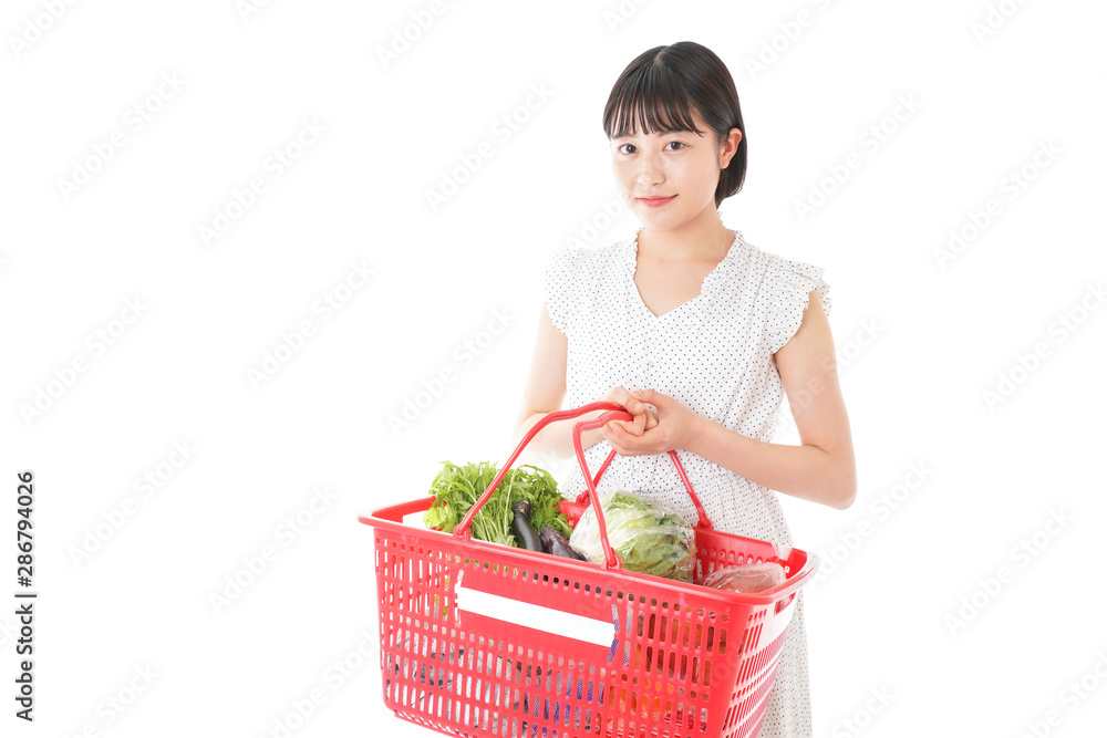 スーパー買い物をする若い女性
