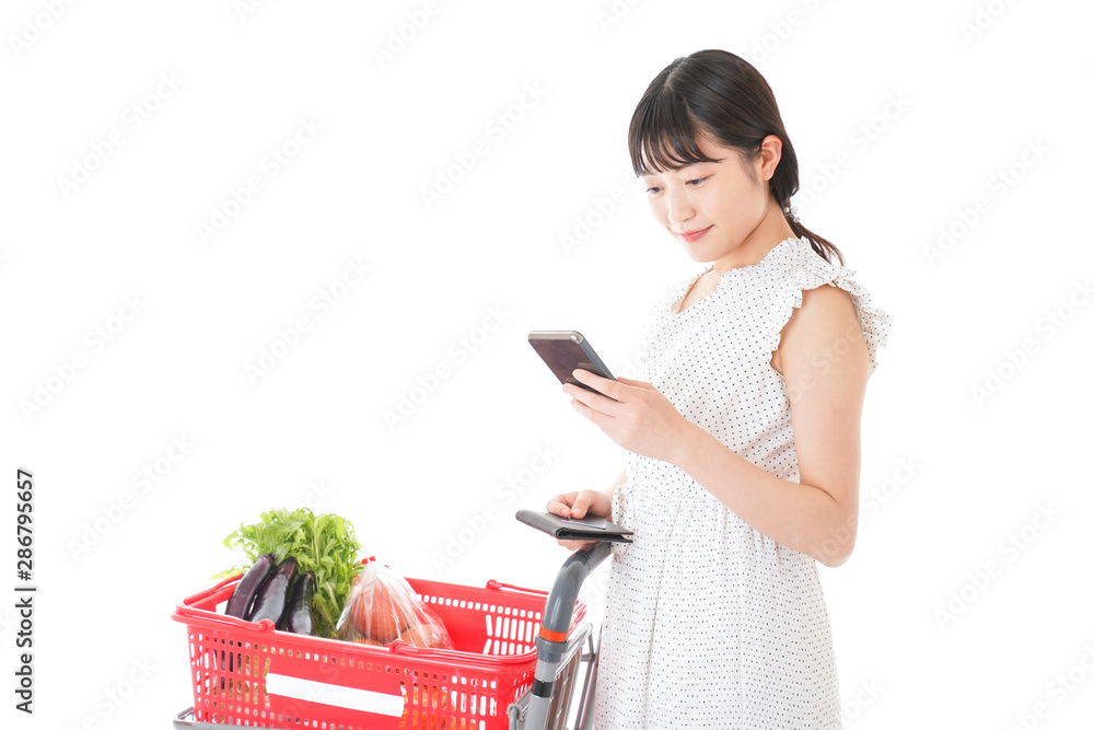 スーパーで食料品を調べる若い女性