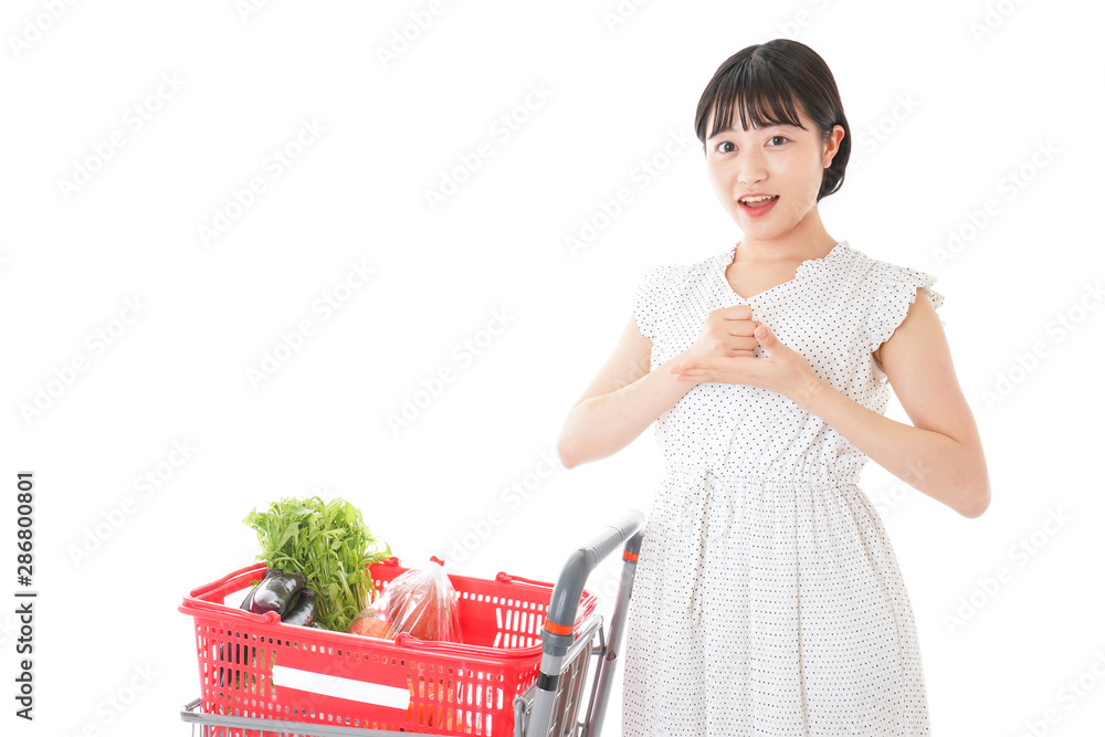 スーパーで考える若い女性 スーパーで考える若い女性
