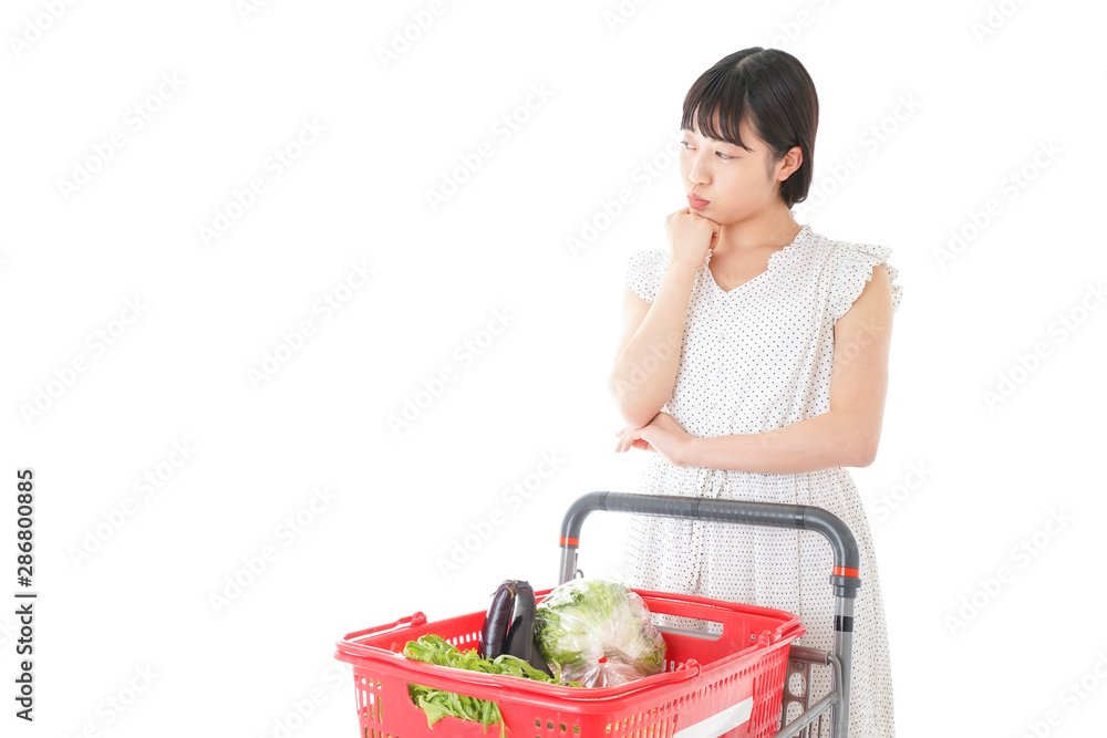 スーパーで考える若い女性