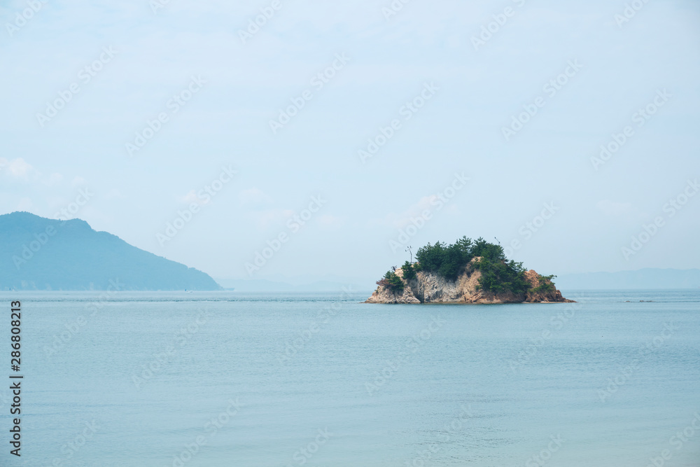 海に浮かぶ小さな島 海に浮かぶ小さな島