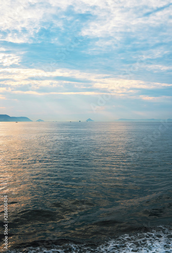 夕焼けの綺麗な海の景色