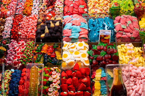 Fototapeta Naklejka Na Ścianę i Meble -  monton de dulces, golosinas y chucherias en el mercado