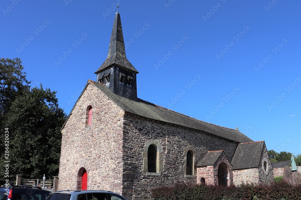 L'église Sainte Onenne dénommée Eglise du Graal dans le village de Tréhorenteuc - Département du Morbihan - Bretagne - France