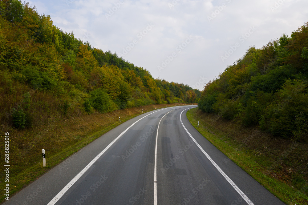 Landstraße mit Bäumen aus der Vogelperspektive 