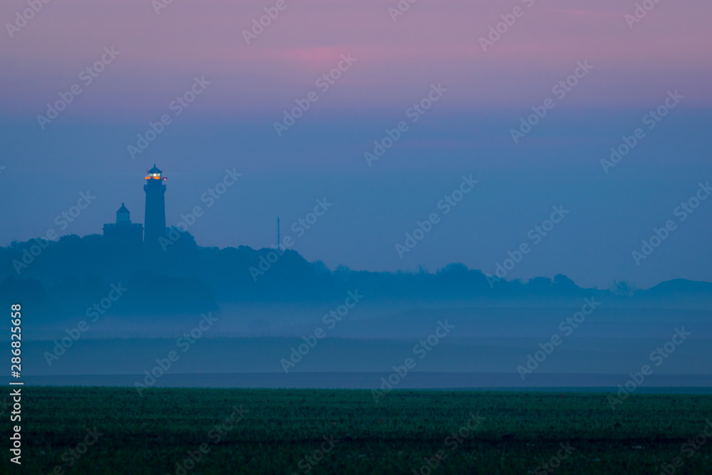 Leuchtturm am Kap Arkona im Nebel am Morgen im Herbst - Insel Rügen