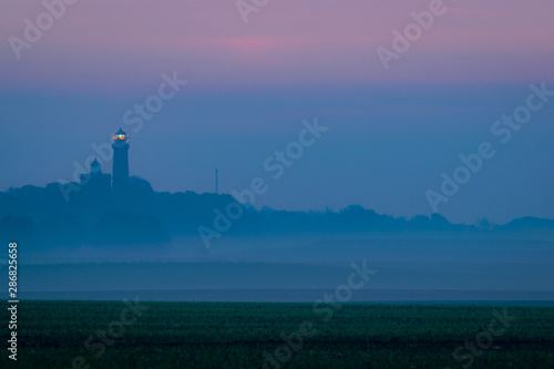 Leuchtturm am Kap Arkona im Nebel am Morgen im Herbst - Insel R  gen