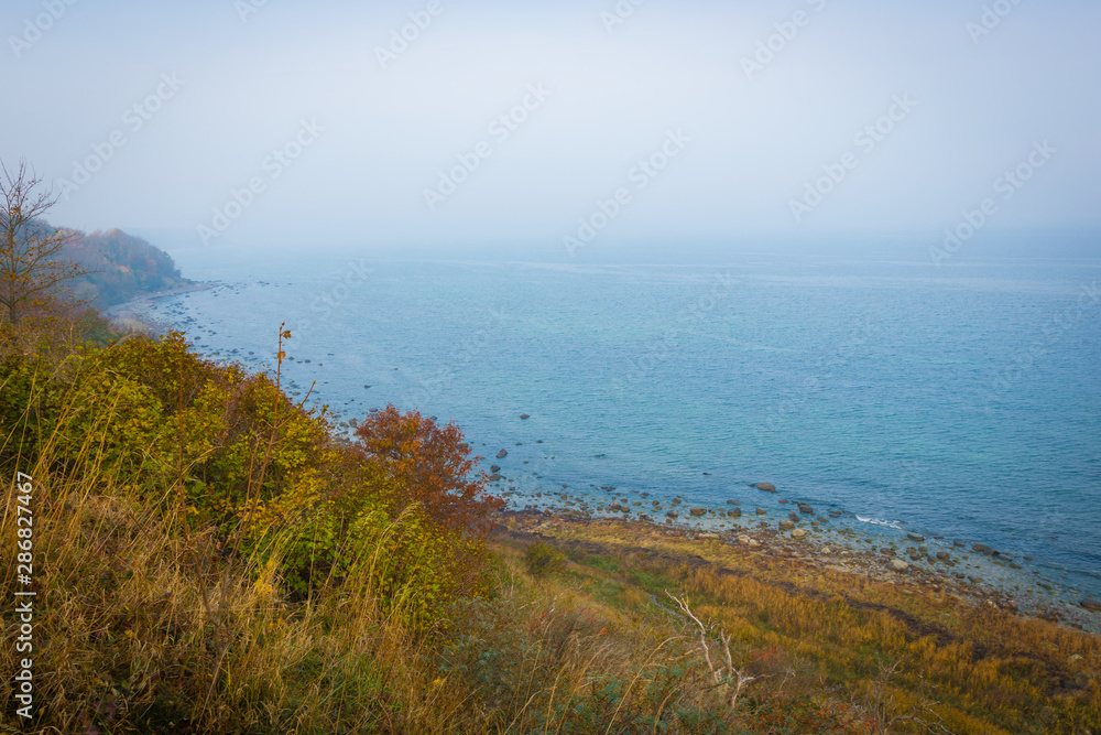 Die Ostsee Küste auf Insel Rügen mit Nebel im Herbst