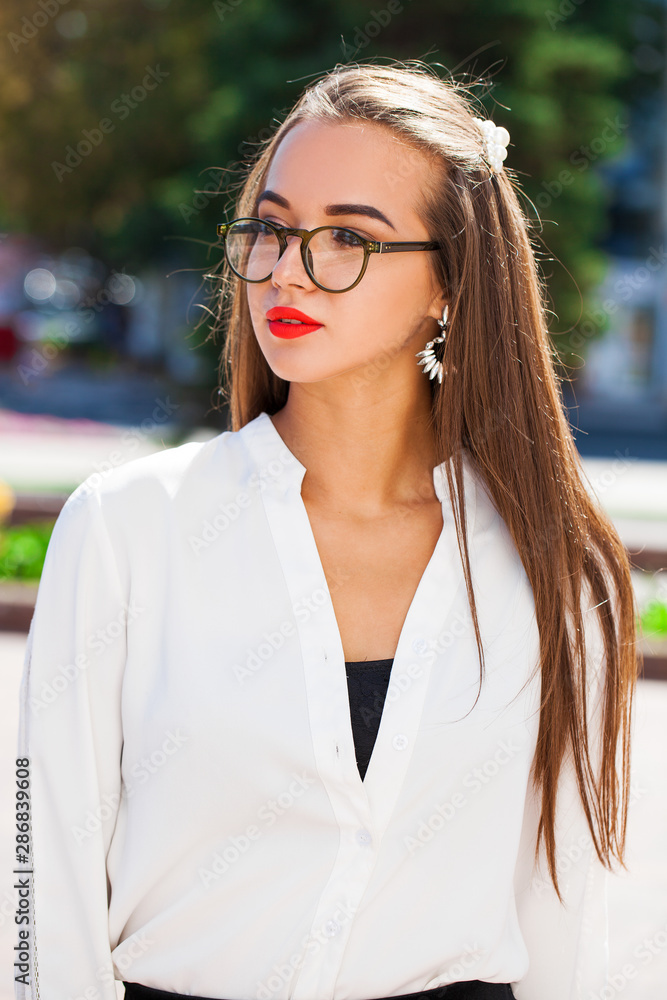 Obraz premium Business brunette woman in summer street