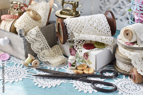 Foto vintage lace trims and sewing kit