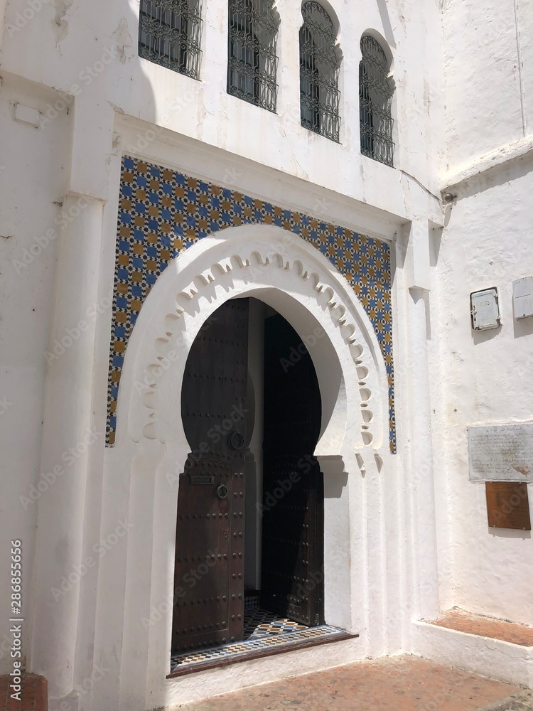 Naklejka premium entrance to mosque in morocco