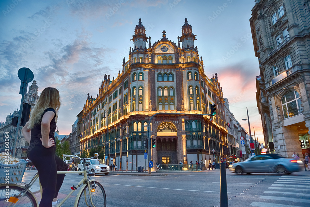 Obraz premium Paris Courtyard (Párisi udvar) building in Budapest night view