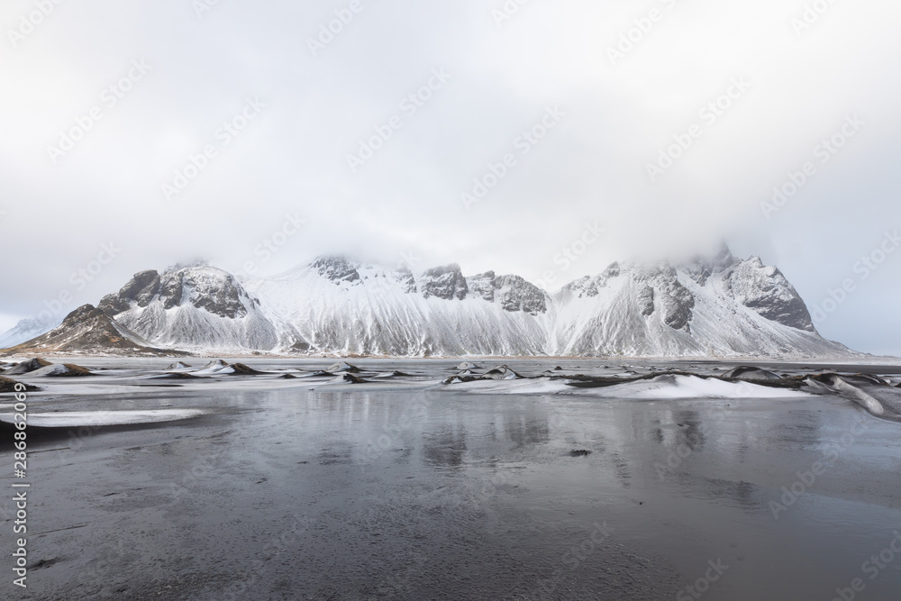 Φωτογραφία Vestrahorn mountain in the winter at Iceland