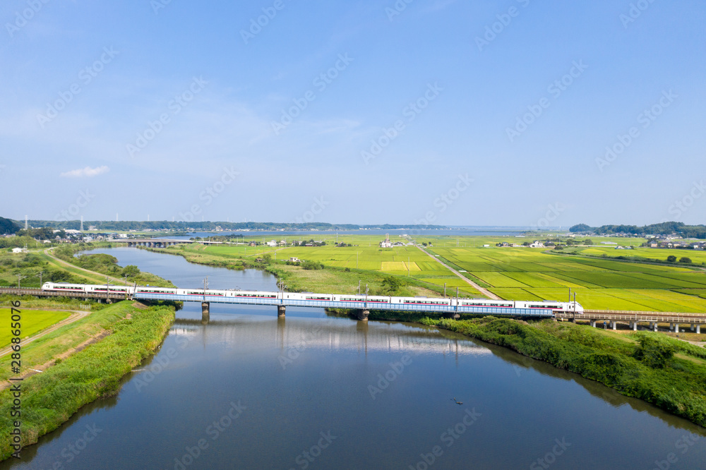 JR高浜駅付近の恋瀬川を渡る常磐線 特急ひたち E657系と霞ヶ浦を俯瞰撮影