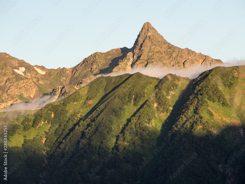 常念岳から見る槍ヶ岳のモルゲンロート