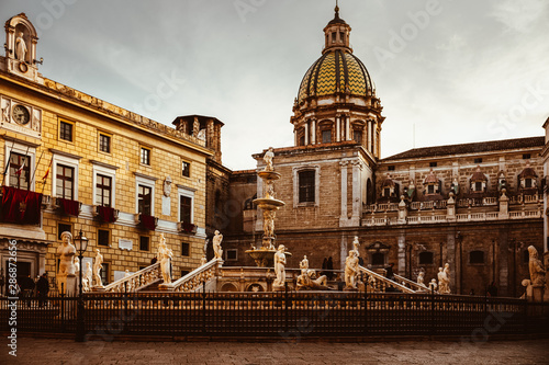 Blick auf die Fontana Pretoriain Palermo Sizilien photo