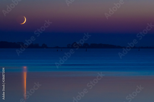 Mondsichel über dem Meer - Abenddämmerung an der Ostsee