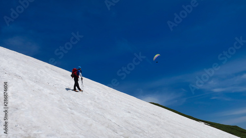 登山 パラグライダー 青空 登山 残雪 雪