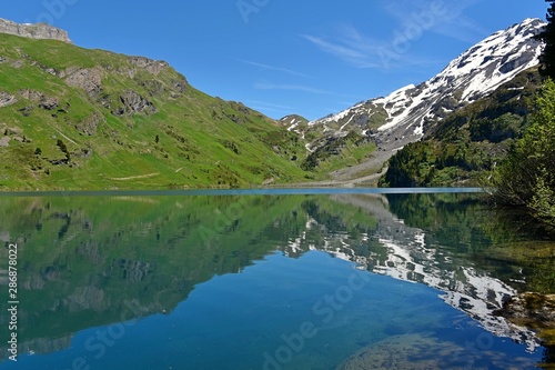 Engstlenalp/Engstlensee Switzerland, Schweizer See in den Bergen, Das Wasser spiegelt wunderschöne Berge wider.