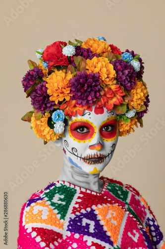 Fototapeta Naklejka Na Ścianę i Meble -  Catrina makeup. Young Mexican woman with typical costume.