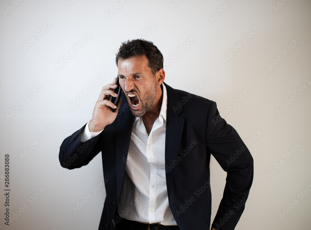 hombre de negocios enfadado hablando con el smartphone hombre de negocios enfadado hablando con el smartphone