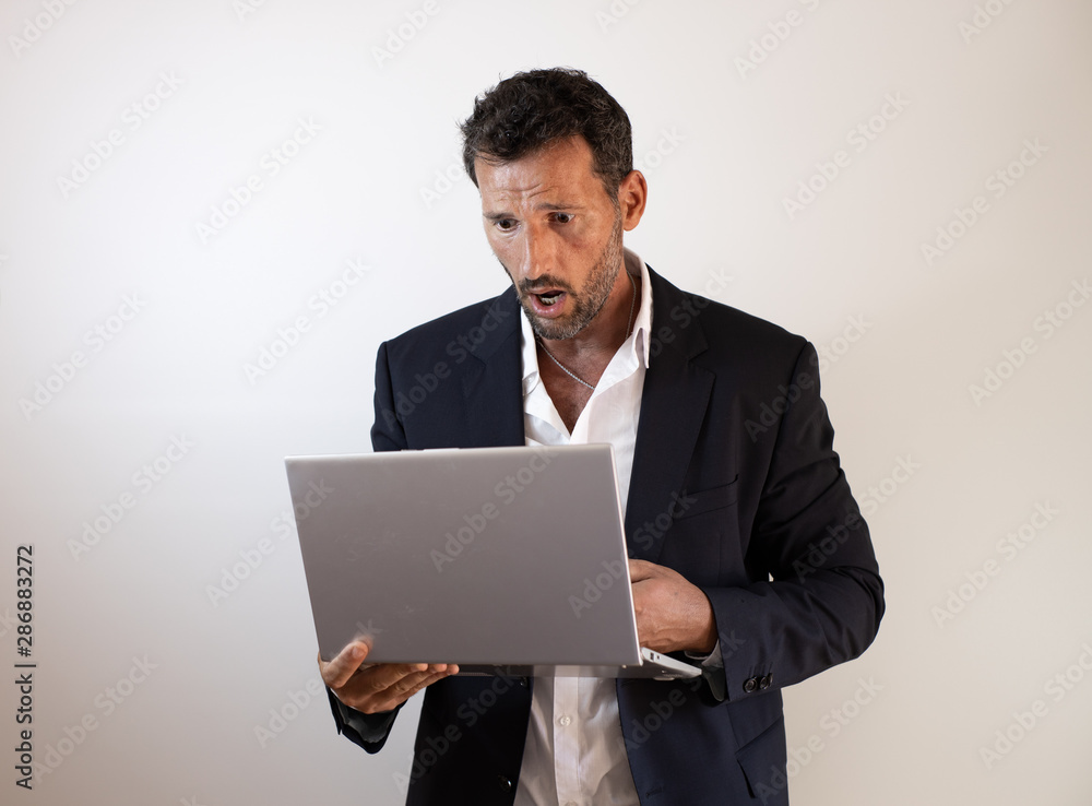 hombre de negocios con cara de sorpresa al ver la computadora hombre de negocios con cara de sorpresa al ver la computadora