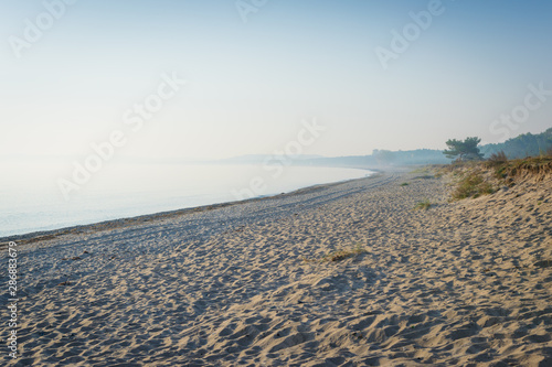 Sonnenaufgang mit Nebel am Strand bei Prora auf Insel R  gen im Herbst