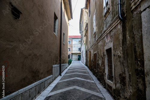 Drogi i budynki w Chorwackim mieście Senj © andsko